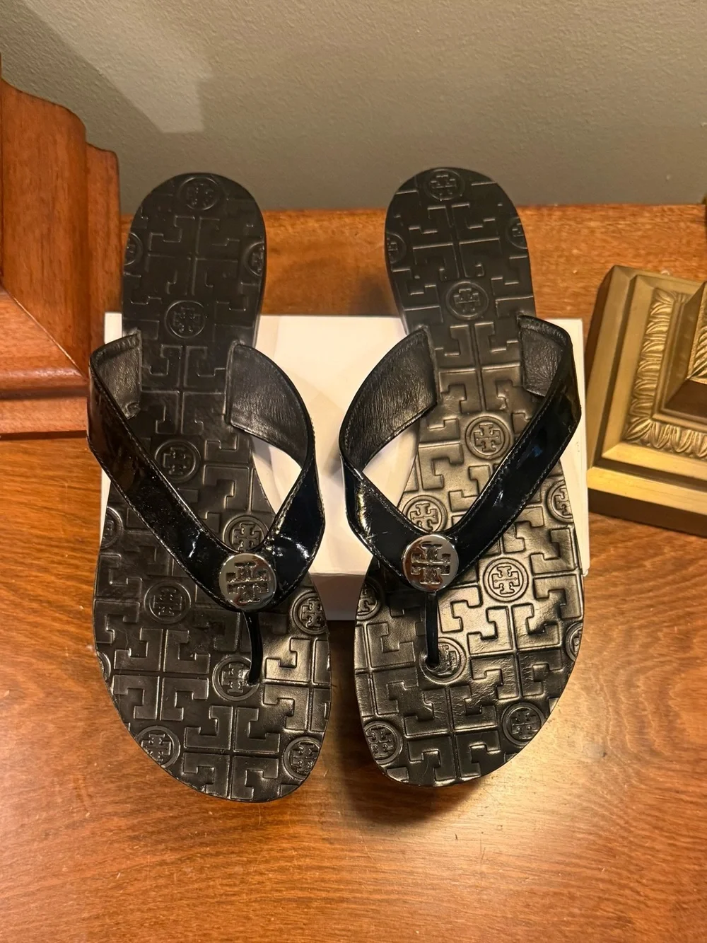 Tory Burch Thora Black Patent Leather Silver Logo Thong Sandals Size 11